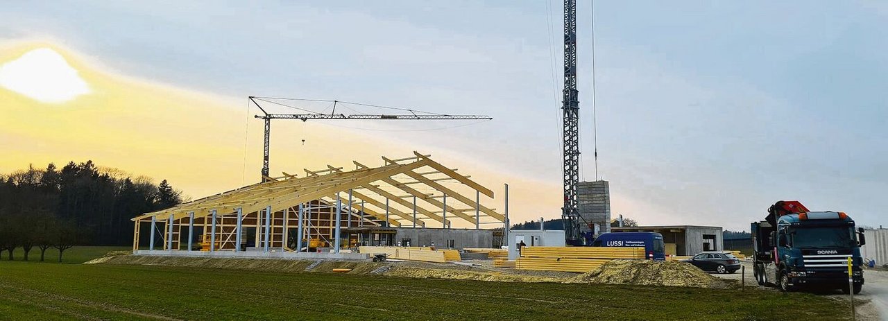 Ein Neubau wie der Milchviehstall der Familie Roth (hier Stand März 2022) benötigt viel Planung. Dem Wasser als wichtigstes Futtermittel sollte viel Beachtung geschenkt werden. 