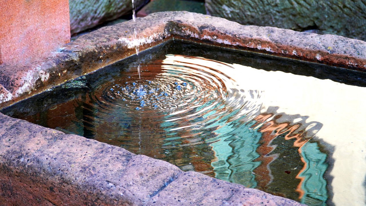 In 13 Walliser Brunnen konnten Chlorothalonil-Metaboliten nachgewiesen werden. (Bild Matthias Böckel/pixabay)