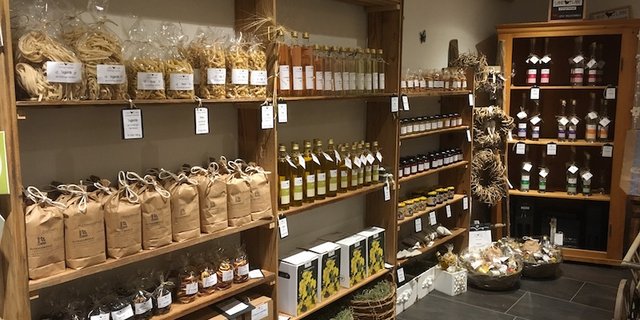 Die Etiketten und Produkte müssen nicht nur stimmig sein. Auch die Deklaration muss stimmen. Verkaufsraum Landläbe – Bözberger Buurelade der Familie Märki in Bötzberg AG. (Bild Kathrin Märki)