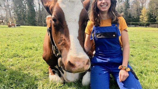 Johanna Burri mit ihrer Lieblingskuh Schmausi. Die Arbeit mit den Tieren macht die junge Agronomin zufrieden: «Die Kühe haben wir fast nur noch wegen mir.» (Bilder Esther Thalmann)