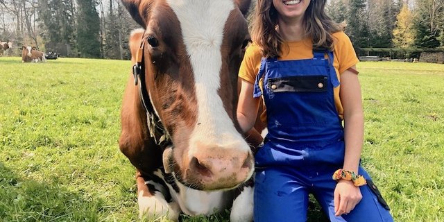 Johanna Burri mit ihrer Lieblingskuh Schmausi. Die Arbeit mit den Tieren macht die junge Agronomin zufrieden: «Die Kühe haben wir fast nur noch wegen mir.» (Bilder Esther Thalmann)