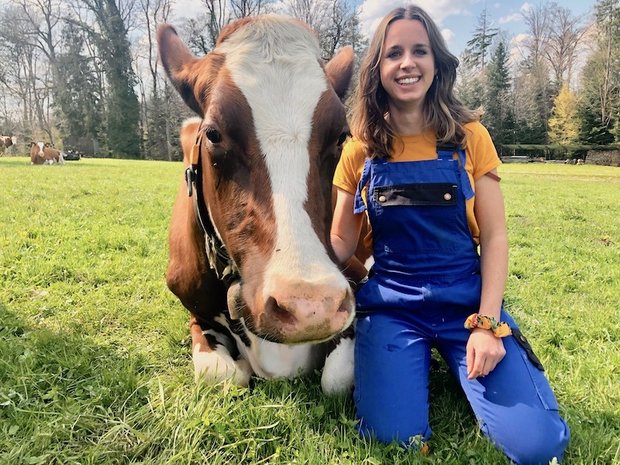Johanna Burri mit ihrer Lieblingskuh Schmausi. Die Arbeit mit den Tieren macht die junge Agronomin zufrieden: «Die Kühe haben wir fast nur noch wegen mir.» (Bilder Esther Thalmann)