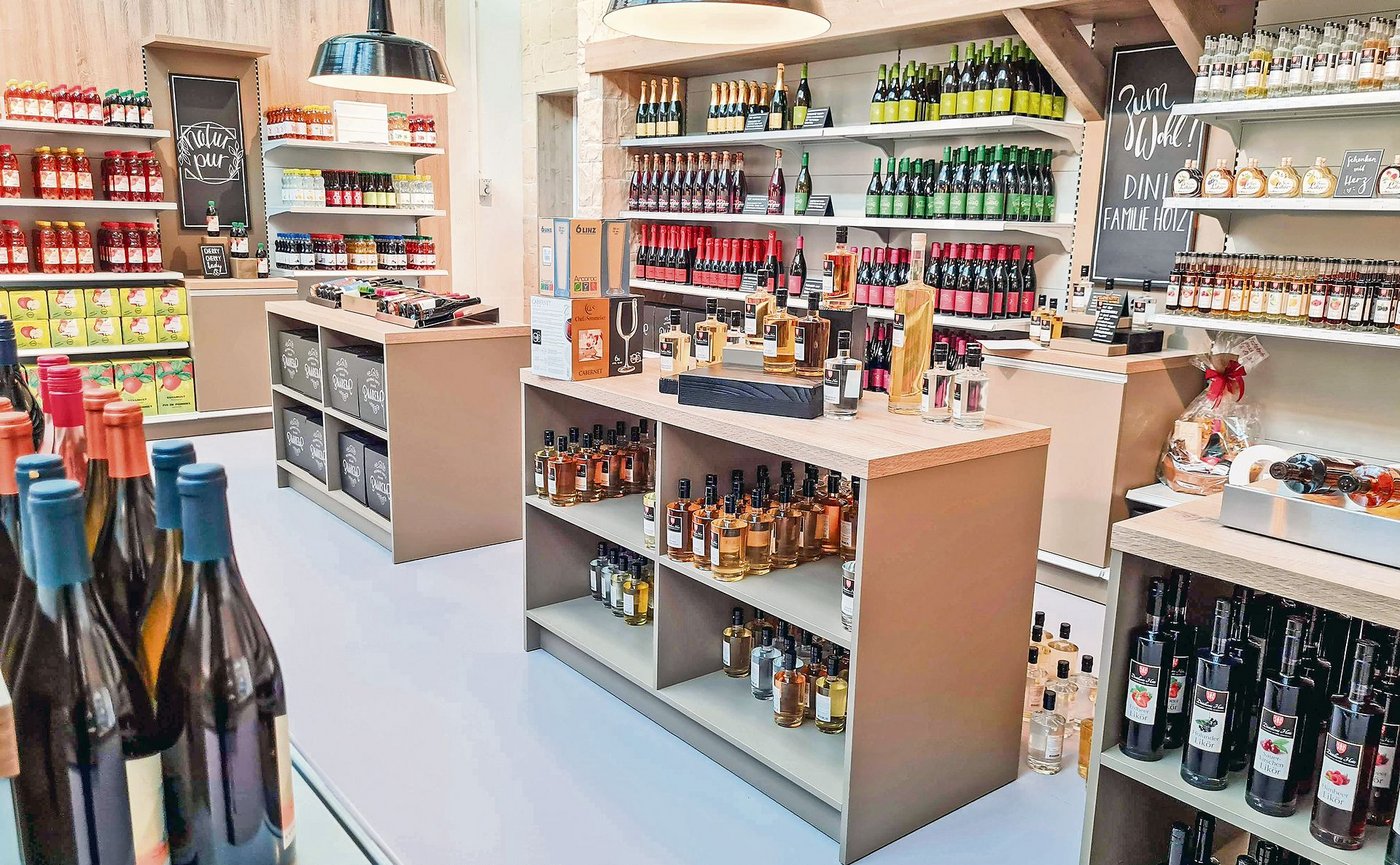 Im Gegensatz zur geschlossenen Gastronomie floriert der Absatz regionaler Weine online, in Hofläden und im Detailhandel. Das Bild zeigt den Hofmärcht in der Landi Baar.(Bild Franziska Jurt)