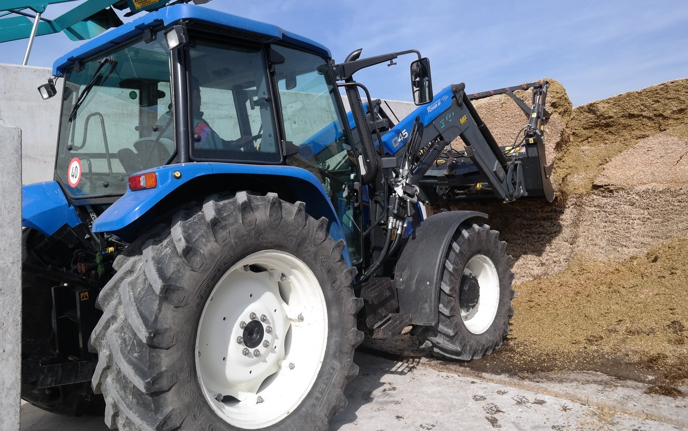 Auf Skepsis stiess hingegen die Entnahmeschaufel mit den Zinken. Sie hinterlässt keinen sauberen Schnitt. Das dürfe jedoch nicht überbewertet werden. Entscheidend seien Silagequalität und Verdichtung, dann lägen die Verluste bei einem normalen Vorschub pro Tag relativ tief, meinte Gottlieb Trachsel von der Silo-Zytig gegenüber der BauernZeitung.