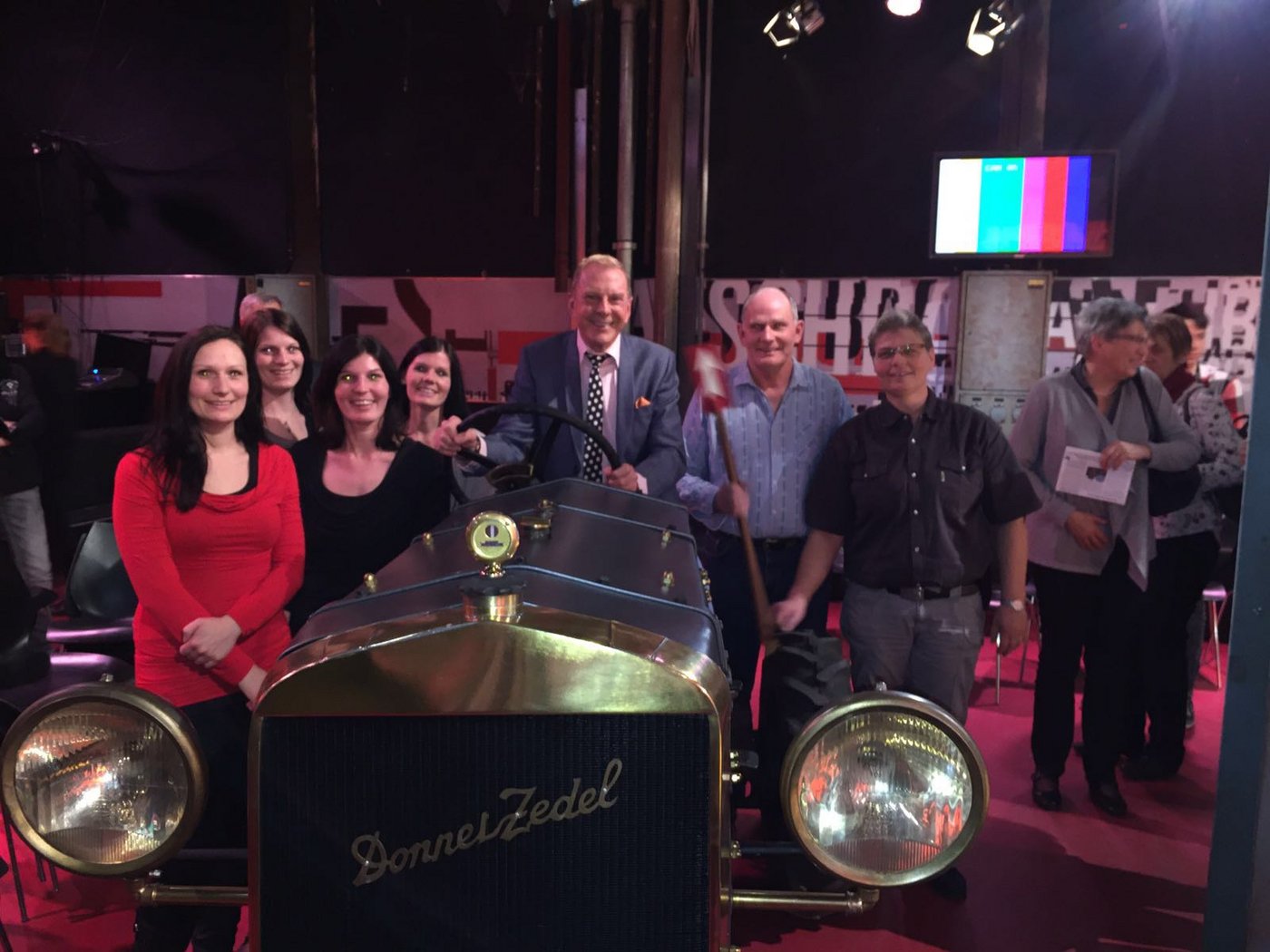 Moderator Kurt Aeschbacher auf einen Oldtimer mit Traktorenbauer Sepp Knüsel (2. v. r). (Bild Sepp Knüsel AG)