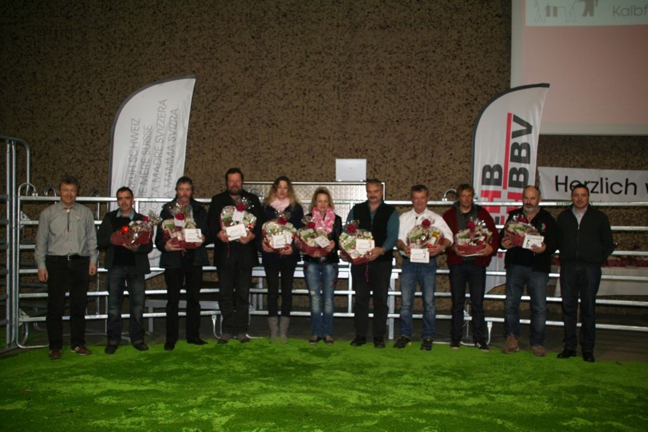 Die Gewinner des 2. Herdbook-Awards von Mutterkuh Schweiz für Kühe in der Kategorie Gold. (Bild: zVg)