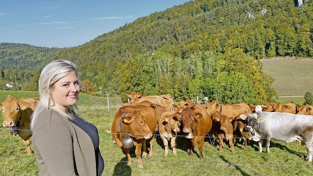 Betriebsleiterin Edwige Steulet mit einem Teil ihrer Mutterkuhherde. Sie setzt vor allem auf die Rasse Limousin. Zudem ist die junge Bäuerin Präsidentin der jurassischen Bäuerinnenorganisation und im Gesundheitswesen tätig.