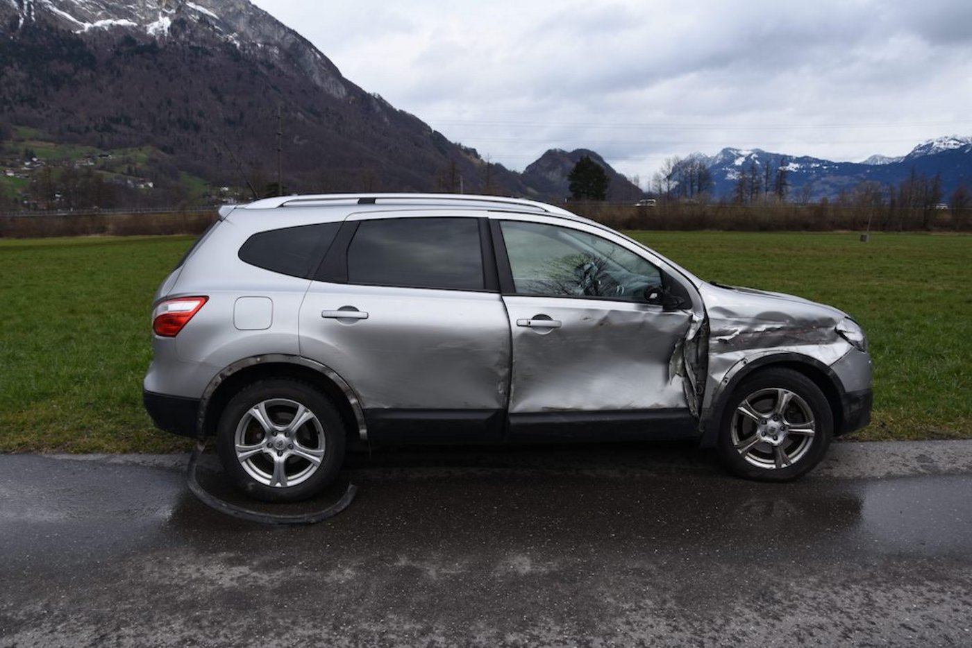 Der Autofahrer war im Begriff zwei Fahrzeuge zu überholen, als es zur Kollision kam. 