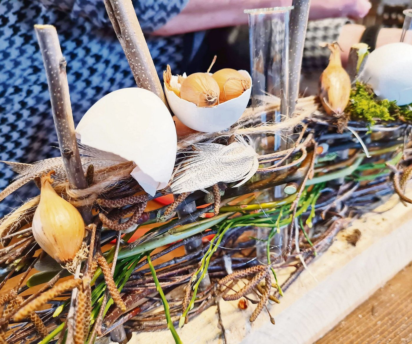 Saisonale Deko anbringen, Blumen in Gläser stecken.