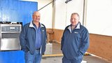 Stefan Schumacher (r.), Präsident der Berner Züchter, und Jürg Küng. (Bild: Peter Fankhauser)