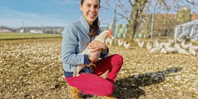 Simone de Coulon mit einer der 670 Legehennen. Die Althennen vermarkten sie als Suppenhühner ab Hof. 