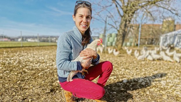 Simone de Coulon mit einer der 670 Legehennen. Die Althennen vermarkten sie als Suppenhühner ab Hof. 