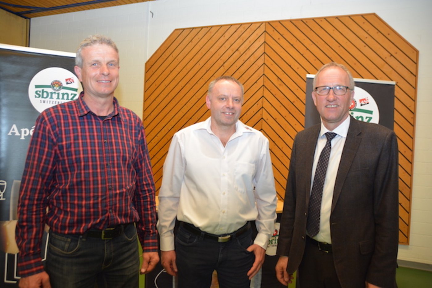 Neu in die Geschäftsleitung der Sbrinz GmbH gewählt wurden Landwirt Thomas Hausheer, Steinhausen (l.) und Juli Schärli von Lustenberger und Dürst SA, Hünenberg. Bestätigt wurde Präsident Peter Hegglin (r.). 