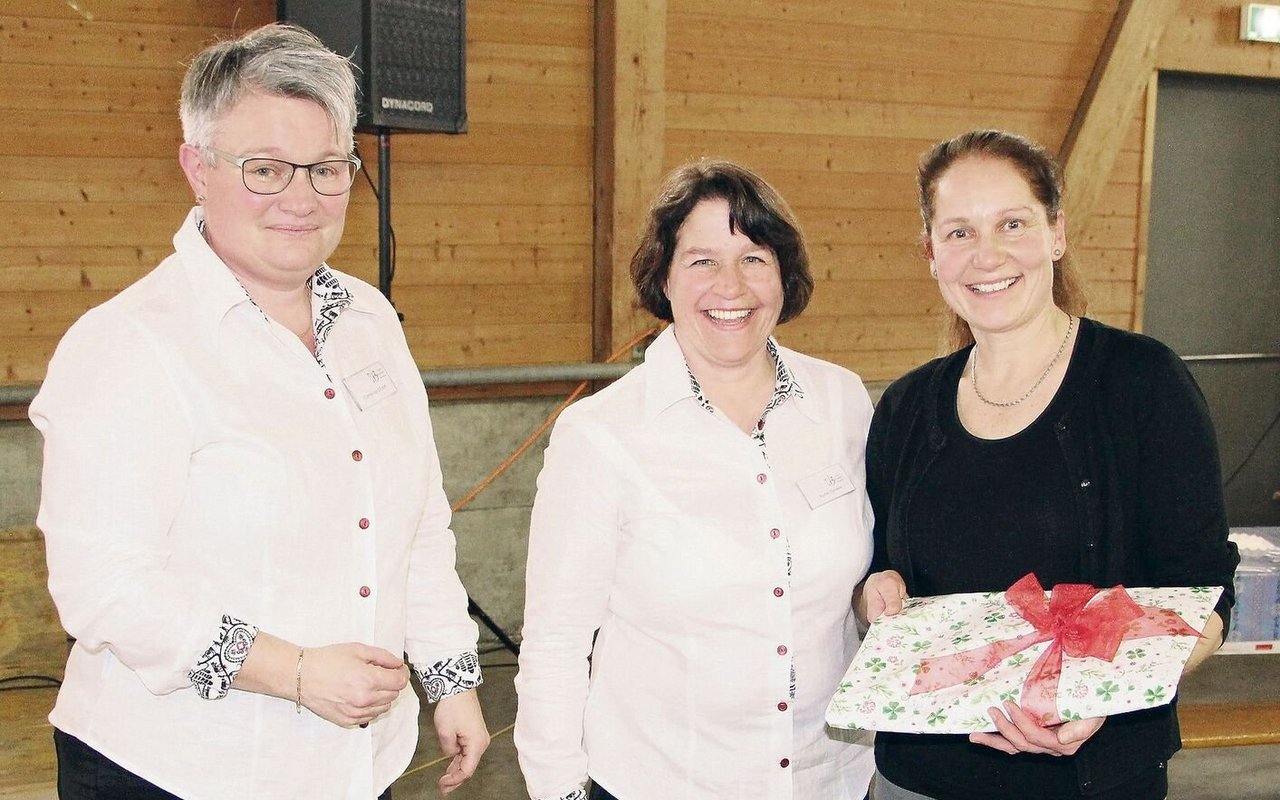 Präsidentin Edith Camenzind mit der zurückgetretenen Cornelia Bucheli und ihrer Nachfolgerin Monika Grab-Städler (v. l.).