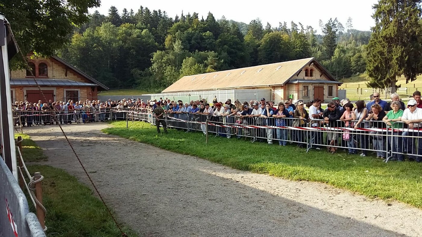 Ein gemischtes Publikum ist vor Ort.