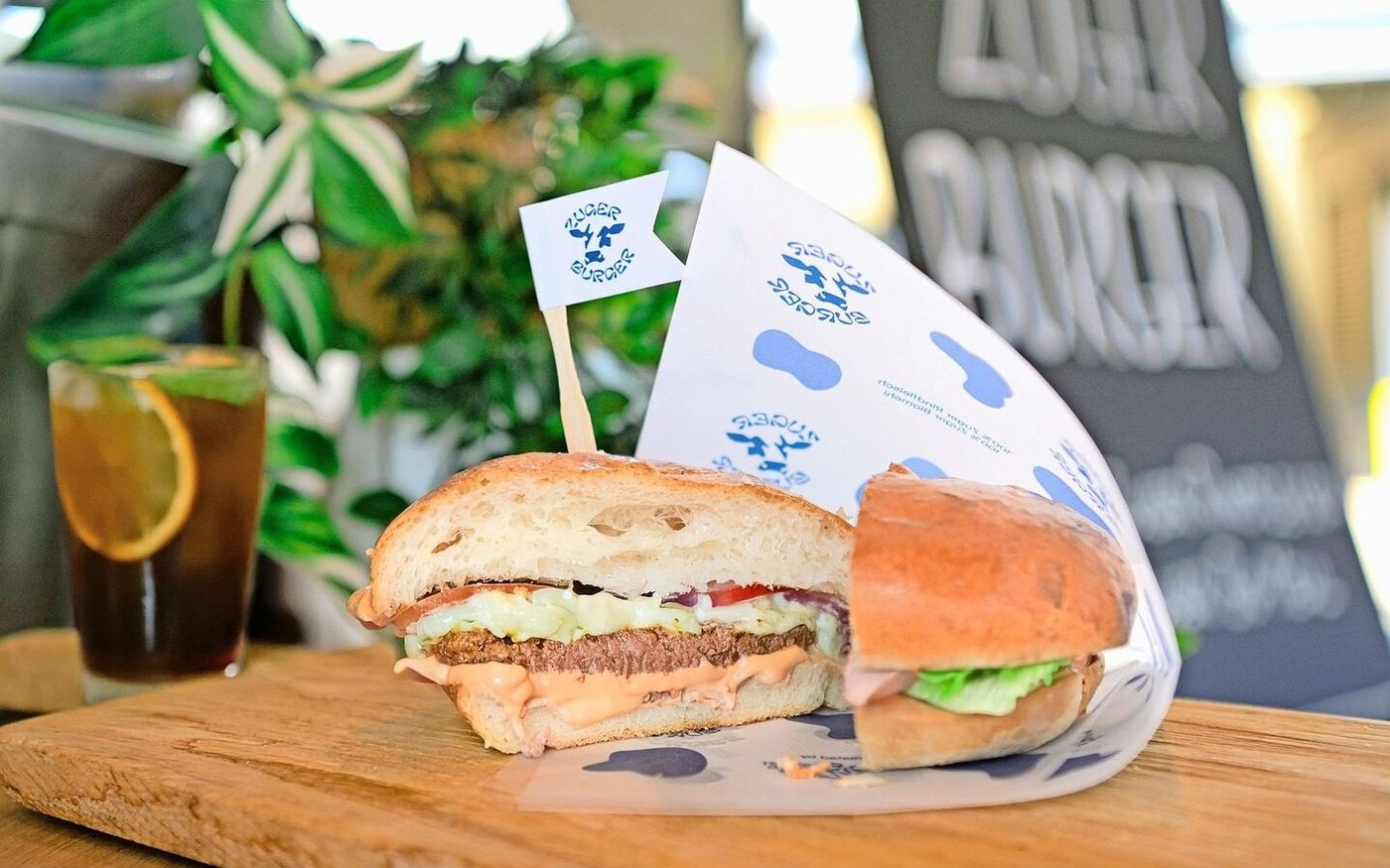 Der Zuger Burger, ein regionales Produkt, das Jung und Alt überzeugen soll.