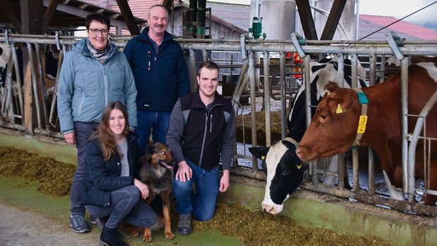 Therese und Hans-Peter Tschannen mit Sohn Simon und dessen Freundin Jessica Walther mit der Hündin Malu. Die ganze Familie zieht an einem Strick: 2025 möchte das junge Paar den Betrieb übernehmen. 