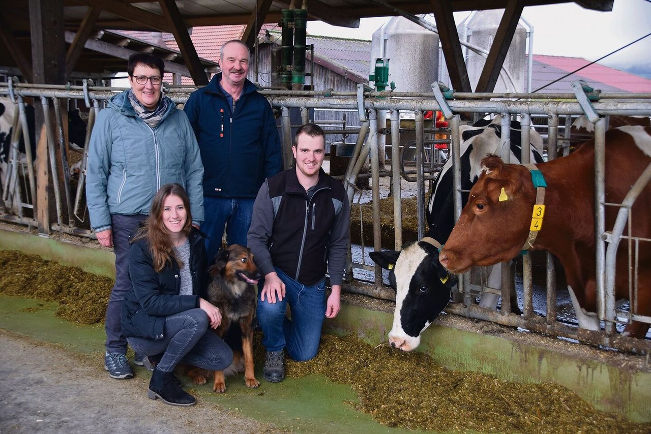 Therese und Hans-Peter Tschannen mit Sohn Simon und dessen Freundin Jessica Walther mit der Hündin Malu. Die ganze Familie zieht an einem Strick: 2025 möchte das junge Paar den Betrieb übernehmen. 