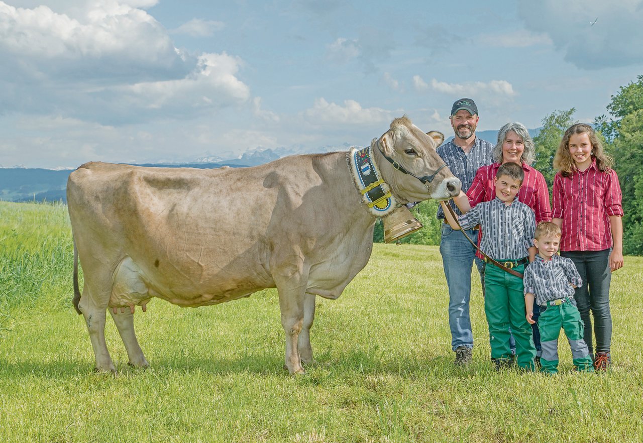 Etvei Beauty ist in neun Laktationen auf eine Lebensleistung von 128  000 Kilogramm Milch gekommen. Darauf sind Franz Abächerli und Andrea Durrer sowie ihre Kinder Meik, Iwan und Sara (v. l. n.  r.) stolz.(Bild Hugo Studhalter, Braunvieh Schweiz)