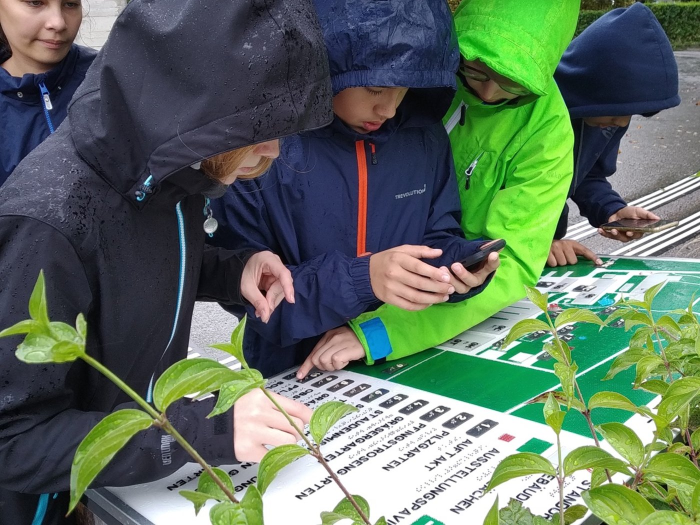 Kinder während der digitalen Zombiejagd. (Bild Kim Bodmer, ZHAW)