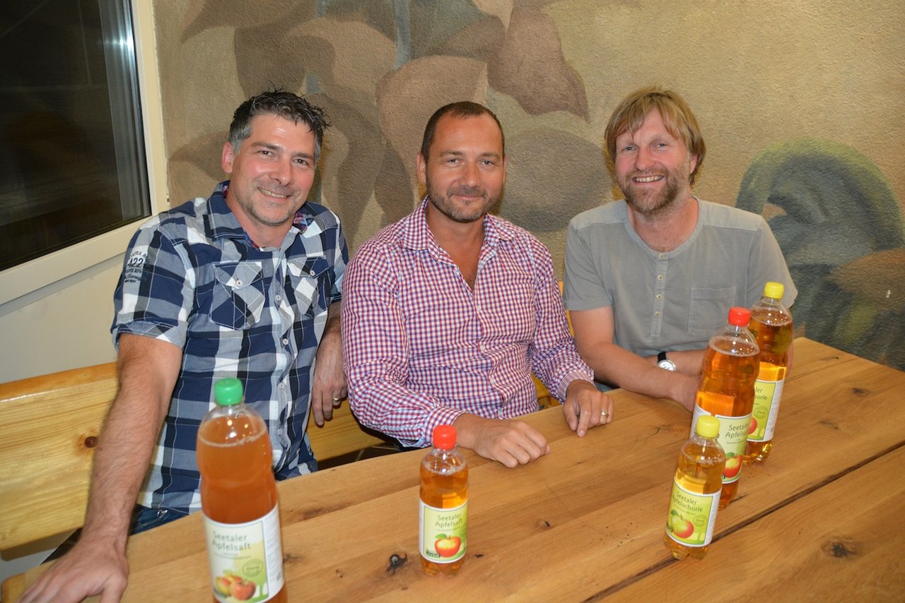 Adrian Muff, Roger Baumann und Urs Amrein (v. l. n. r.) wollen das Geschäft mit «Hochstamm Seetal» Produkten in einer GmbH weiterführen. (Bild Josef Scherer)