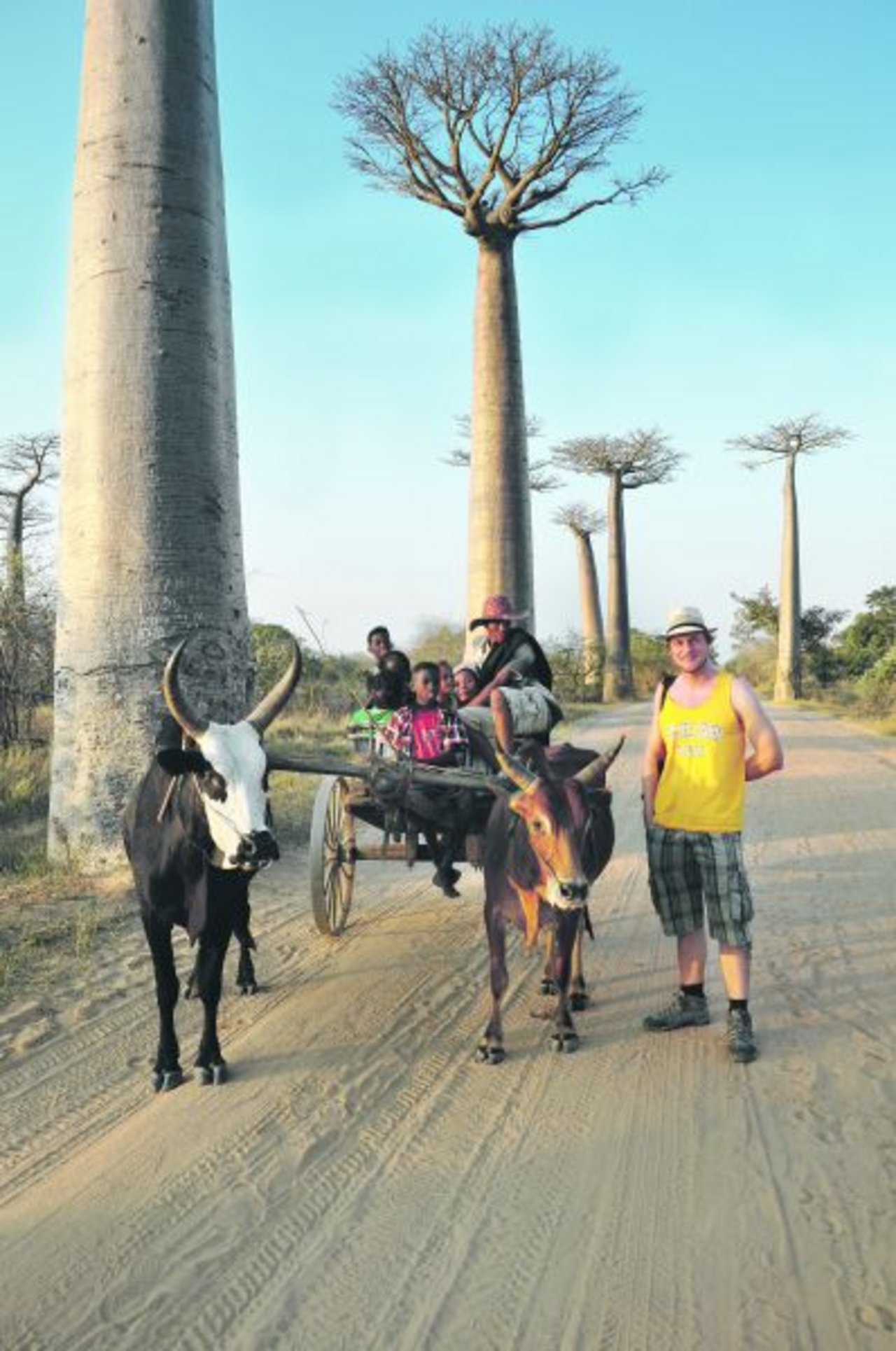 Junglandwirt Raphael Amrein mit einem Berufskollegen in Madagaskar.