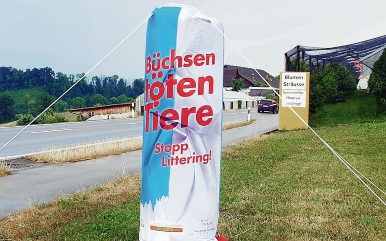 Aufblasbare grosse Büchsen machen im Kanton Luzern auf die Risiken von Littering aufmerksam. 
