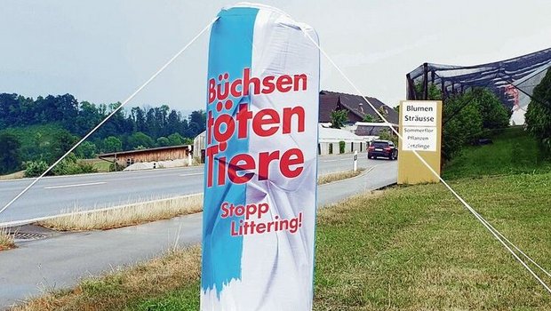 Aufblasbare grosse B Aufblasbare grosse Büchsen machen im Kanton Luzern auf die Risiken von Littering aufmerksam.