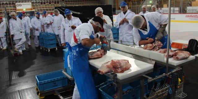 Voll konzentriert bei der Sache: Beim Ausbeinen der Schweineschultern geht es auch um die Zeit. (Bild zVg) 