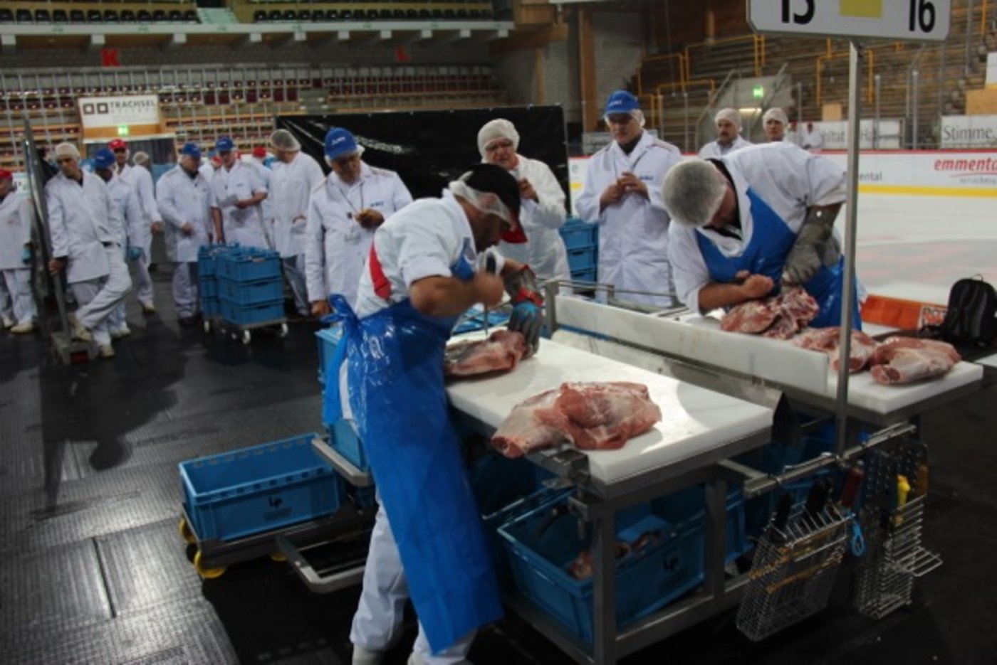 Voll konzentriert bei der Sache: Beim Ausbeinen der Schweineschultern geht es auch um die Zeit. (Bild zVg) 