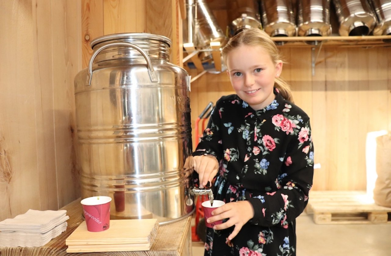 Die dritte Generation hilft auch schon mit: Yela Brütsch zapft Öl fürs Degustieren ab.