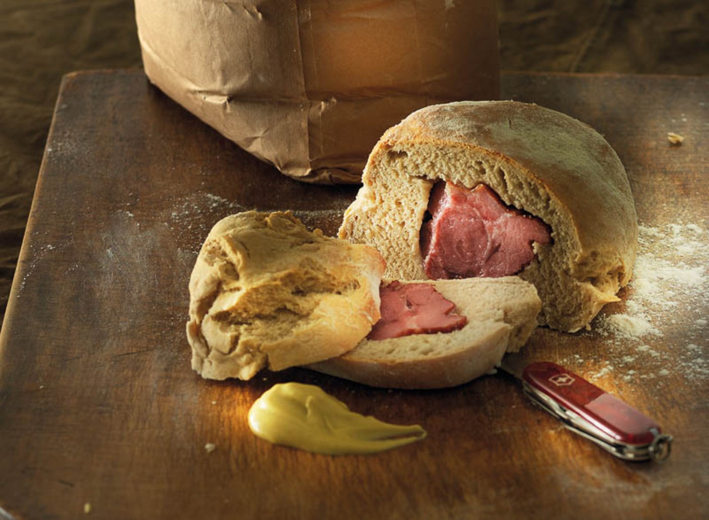 Schinken im Brotteig gelingt praktisch immer und passt praktisch immer. (Bild Fona-Verlag)