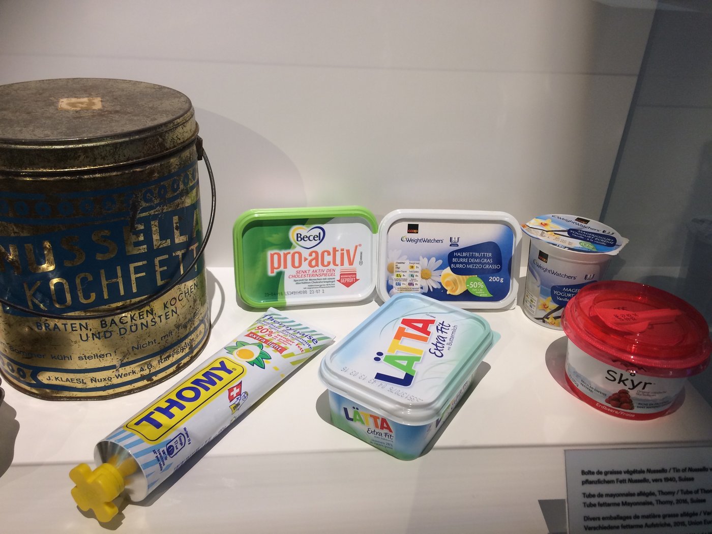 Auch Thema der Ausstellung: Verpackungen und das Light-Imperium. (Bild BauernZeitung/Sera J. Hostettler)