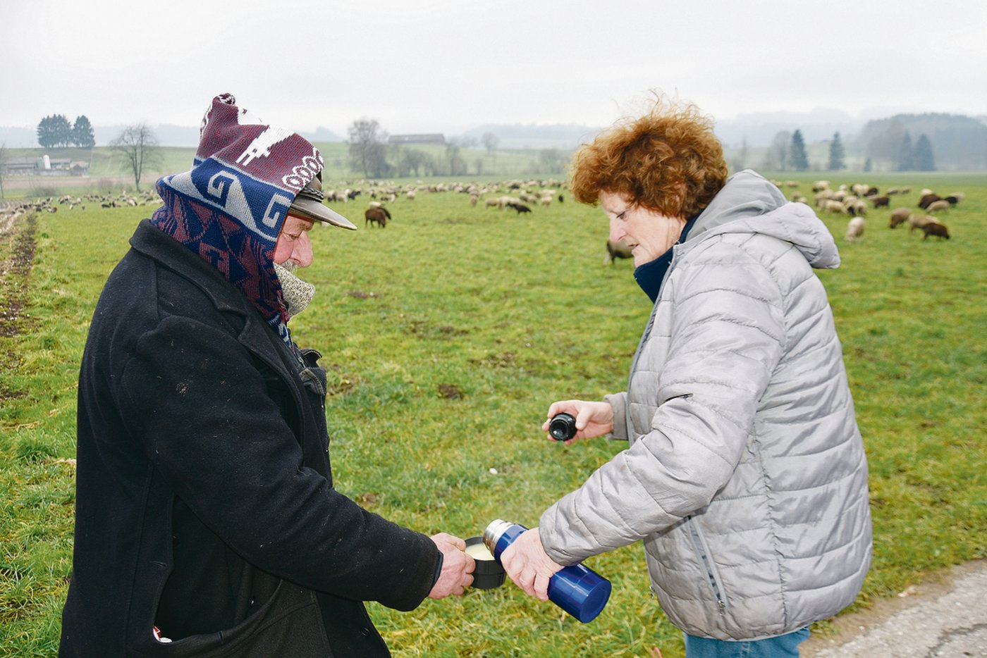 Getragen von der Bevölkerung: Die Gossauer Bäuerin Astrid Baumgartner versorgt den Wanderhirten mit angenehmen Mitbringseln.