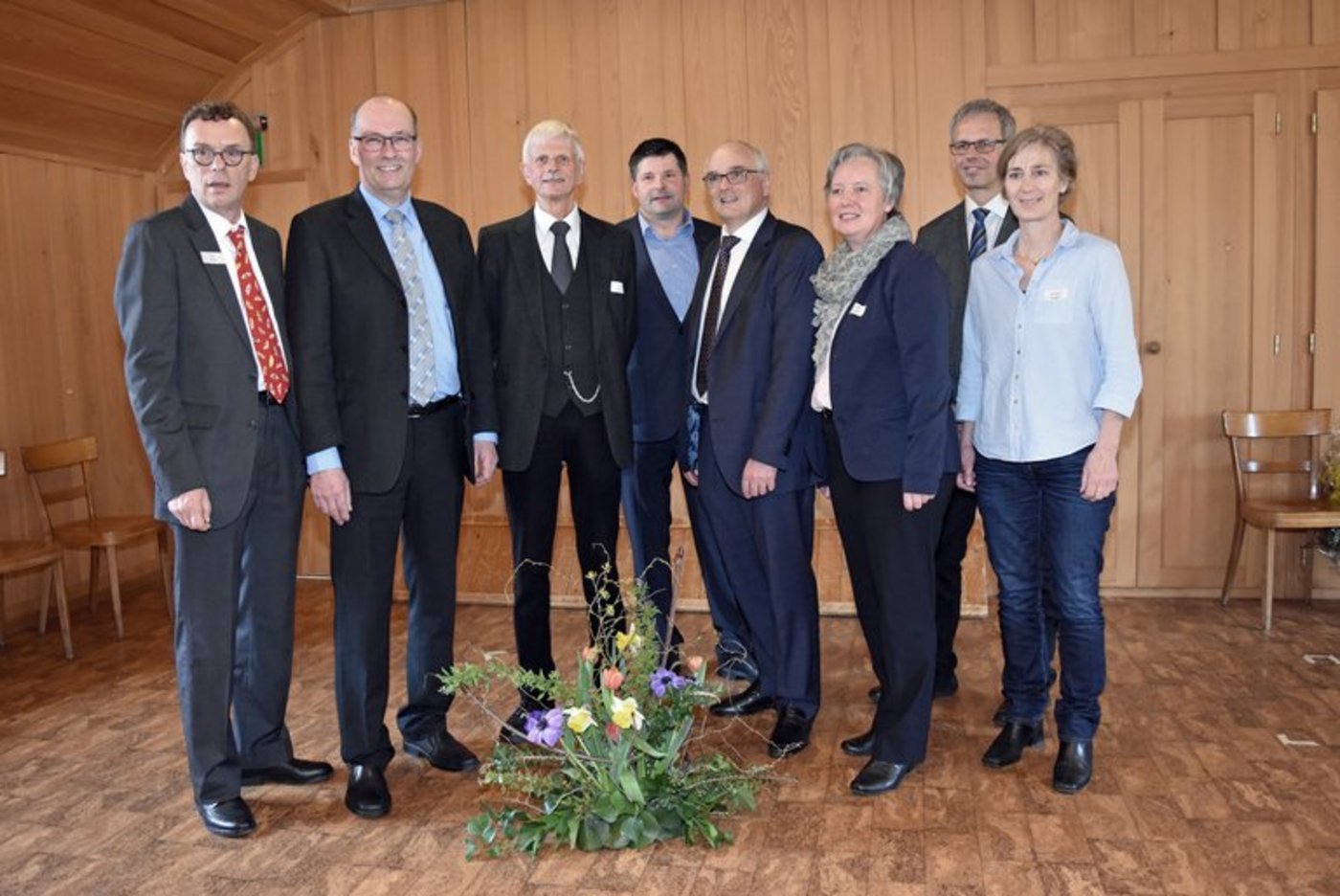 Der OGG-Vorstand mit den Referierenden: v.l.n.r Vizepräsident Urs Nufer, NR Markus Ritter, Präsident Simon Bichsel, Präsident BEBV Hans Jörg Rüegsegger, Regierungsrat Pierre Alain Schnegg, Vizepräsidentin Hanni Zenger, Geschäftsführer Franz Hofer und Christine Brügger, Vizepräsidentin Verband Bernischer Landfrauenvereine. (OGG)