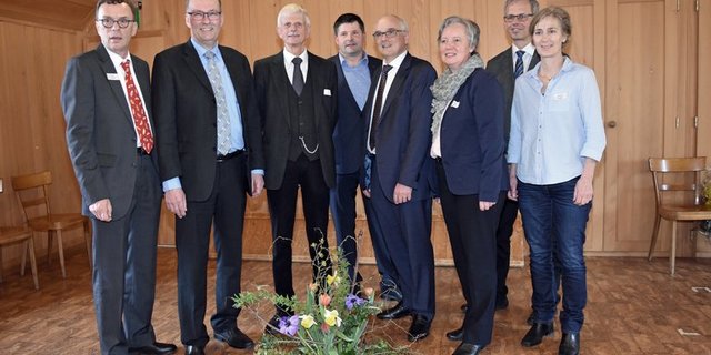 Der OGG-Vorstand mit den Referierenden: v.l.n.r Vizepräsident Urs Nufer, NR Markus Ritter, Präsident Simon Bichsel, Präsident BEBV Hans Jörg Rüegsegger, Regierungsrat Pierre Alain Schnegg, Vizepräsidentin Hanni Zenger, Geschäftsführer Franz Hofer und Christine Brügger, Vizepräsidentin Verband Bernischer Landfrauenvereine. (OGG)