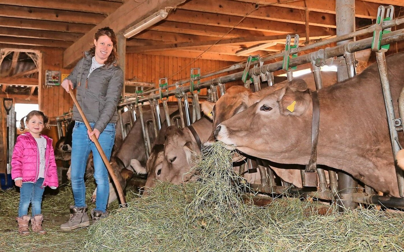 Schon als Kind arbeitete Mäggie Steiner gerne im Stall. Heute geniesst sie die Stallarbeit mit ihren Kindern.