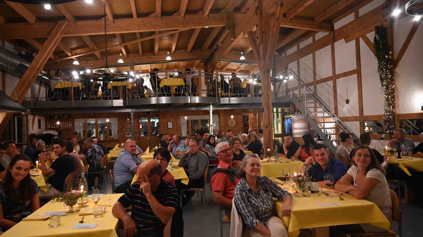 Corona-bedingt wurde der Saal mit kleineren Tischen als sonst bestuhlt, so dass jeweils nur eine Familie beisammensass. 