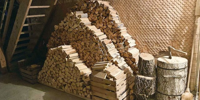 Wer «viel Holz vor der Hütte hat», punktet. Nein, ganz so einfach ist es nicht. Aber Brennholz ist eine von 19  möglichen Massnahmen im «neuen» Katalog von IP-Suisse.  