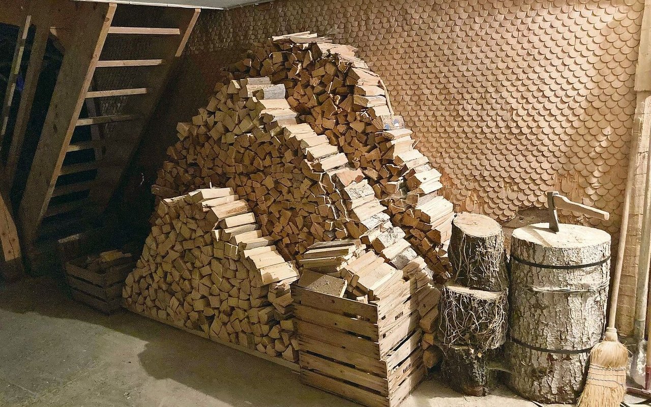 Wer «viel Holz vor der Hütte hat», punktet. Nein, ganz so einfach ist es nicht. Aber Brennholz ist eine von 19 möglichen Massnahmen im «neuen» Katalog von IP-Suisse. 