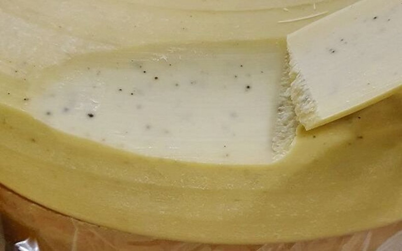 Das Rätsel um die schwarzen Flecken im Käse scheint gelöst. Sie stammen von Bismut, das im Versiegler enthalten ist.