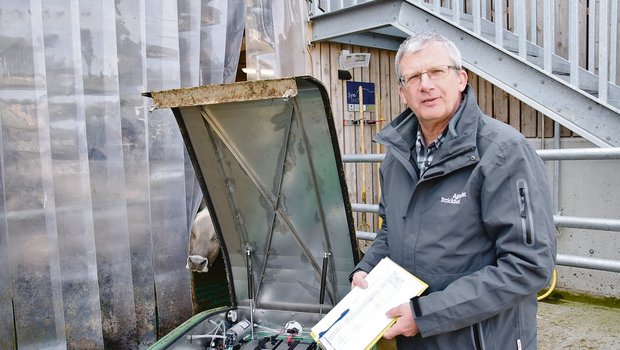 Jurypräsident Matthias Schick ist gespannt auf Innovationen aus der Praxis. Den Entmistungsroboter hat er z. B. mit einer zweiten Gummilippe ausgestattet. Nun putzt dieser besser.(Bild Esther Thalmann)