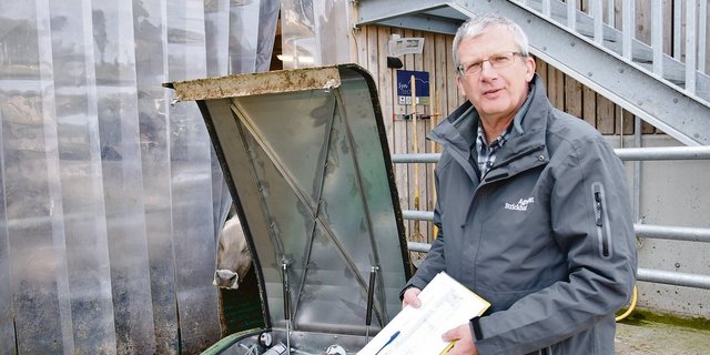 Jurypräsident Matthias Schick ist gespannt auf Innovationen aus der Praxis. Den Entmistungsroboter hat er z. B. mit einer zweiten Gummilippe ausgestattet. Nun putzt dieser besser.(Bild Esther Thalmann)