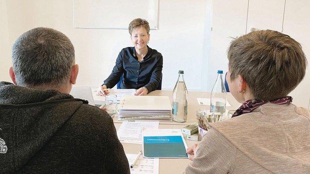 Versicherungsfachfra Versicherungsfachfrau Nadia Barmettler während einer Gesamtberatung mit einem Bauernpaar.