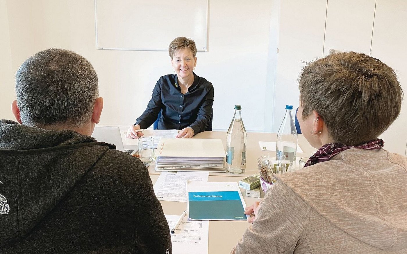 Versicherungsfachfrau Nadia Barmettler während einer Gesamtberatung mit einem Bauernpaar.