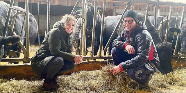 Johanna und Beat Bergmann wollen auf ihrem Betrieb Kreisläufe schliessen. Daher experimentieren die Agronomin und der Landwirt auch mit Ansätzen der Regenerativen Landwirtschaft.
