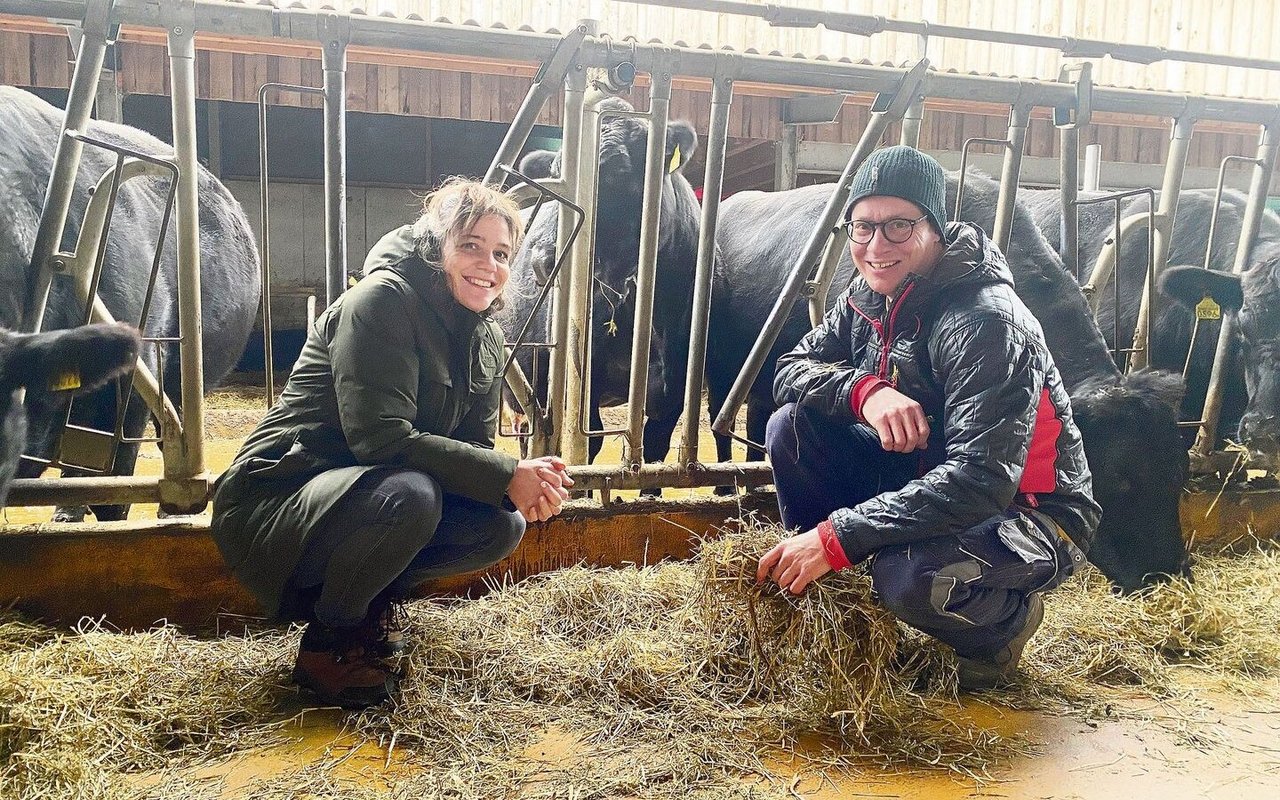 Johanna und Beat Bergmann wollen auf ihrem Betrieb Kreisläufe schliessen. Daher experimentieren die Agronomin und der Landwirt auch mit Ansätzen der Regenerativen Landwirtschaft.