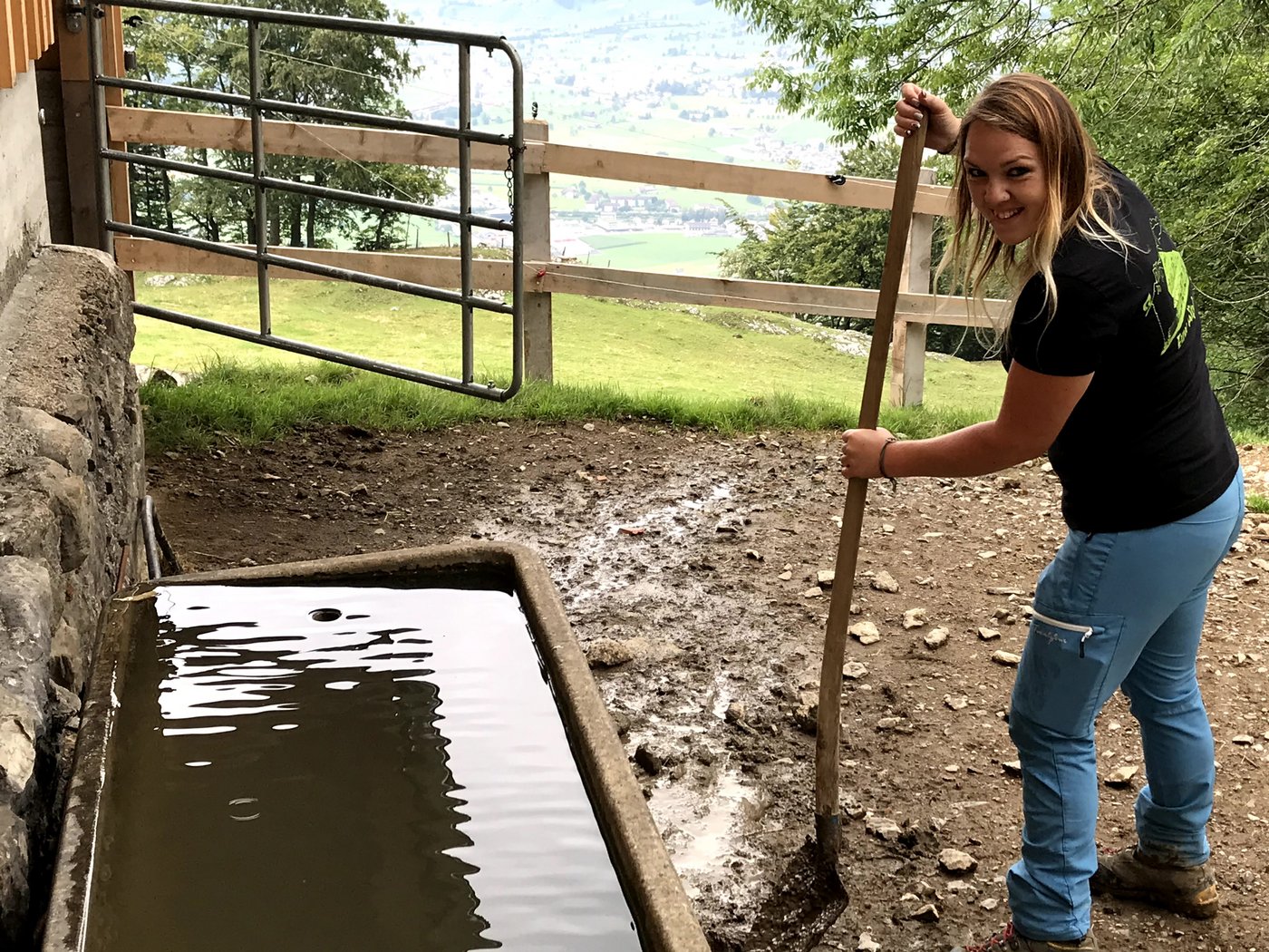 Auf der unteren Alp muss der Abfluss geputzt werden. Aufgrund des heftigen Gewitters ist er verstopft gewesen.