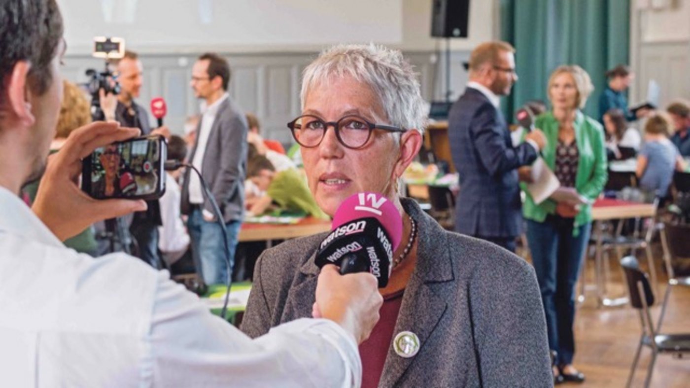 Erklärungsversuche nach der klaren Niederlage: Regina Fuhrer und Maya Graf (hinten) suchen am Sonntag vor den Medien nach Gründen für das Volksnein. (Bild Hansjürg Jäger)