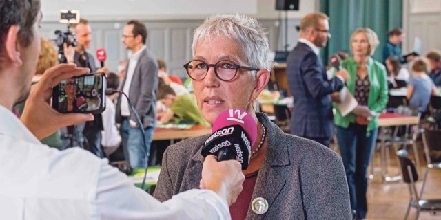 Erklärungsversuche nach der klaren Niederlage: Regina Fuhrer und Maya Graf (hinten) suchen am Sonntag vor den Medien nach Gründen für das Volksnein. (Bild Hansjürg Jäger)